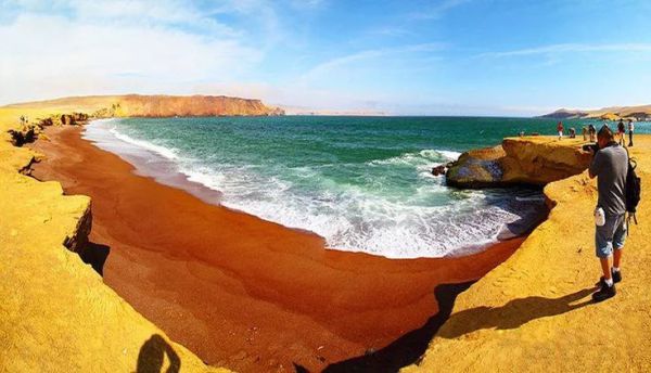 Playa Roja de Paracas